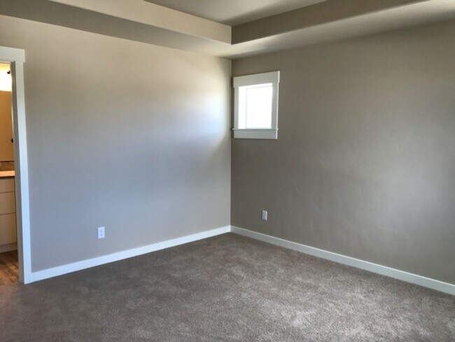 Building Photo - Apply Online: https://www.rentzap.com/appl...