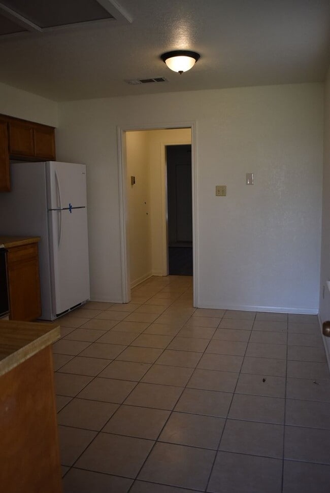 Building Photo - 907 Crymes Ln