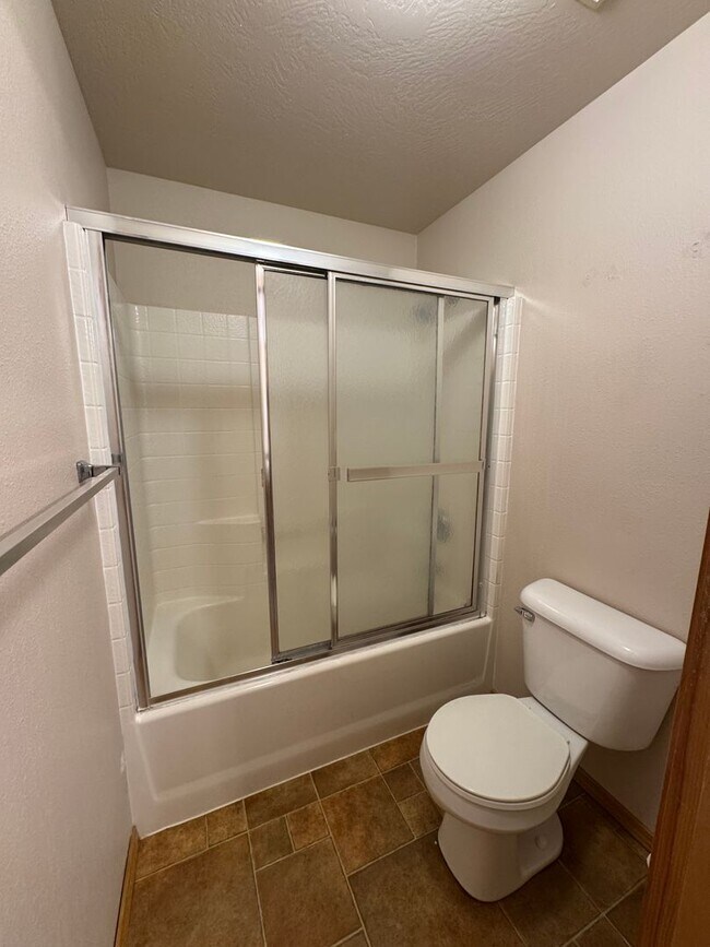 Building Photo - 3 Bedroom 2 Bath House in Bethel-Danebo