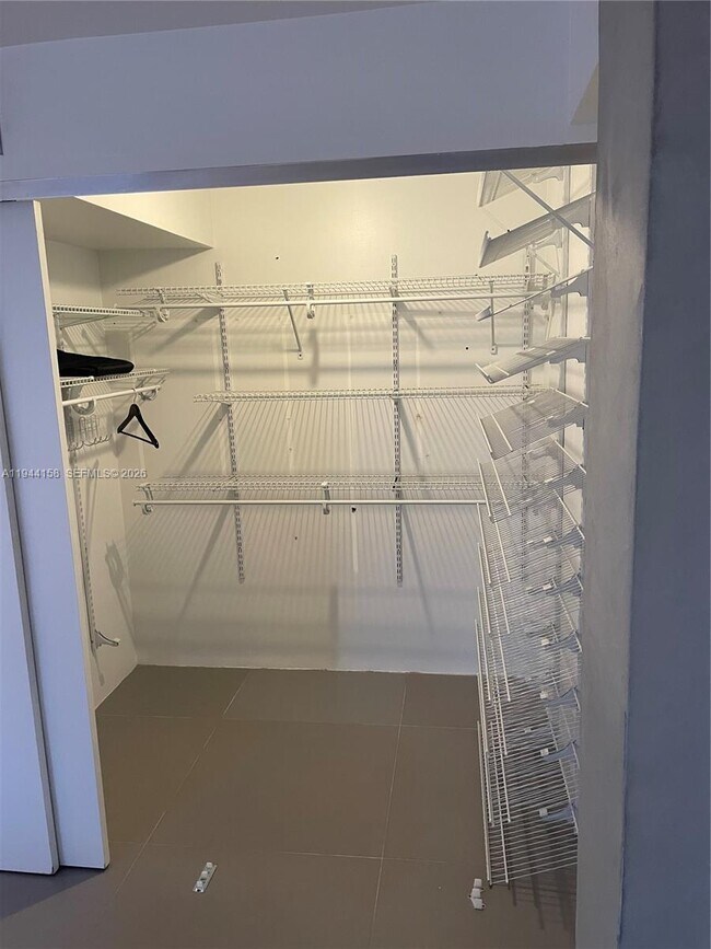 Building Photo - 1331 Lincoln Rd