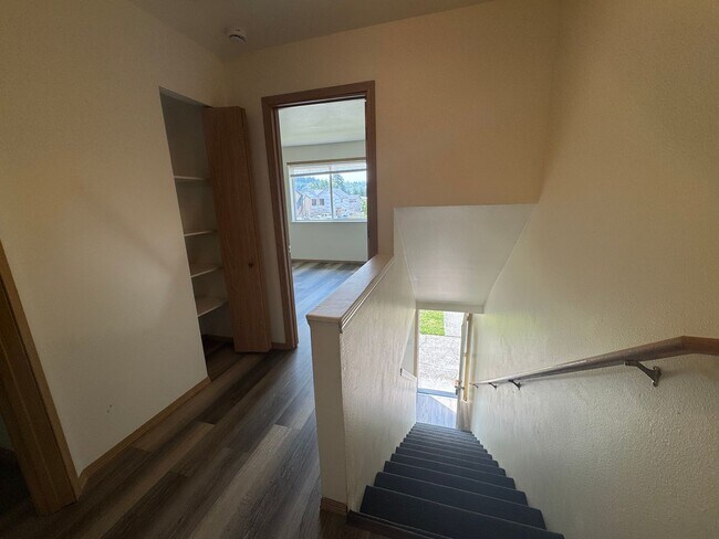 Building Photo - 2 Bed 1.5 Bath Unit!
