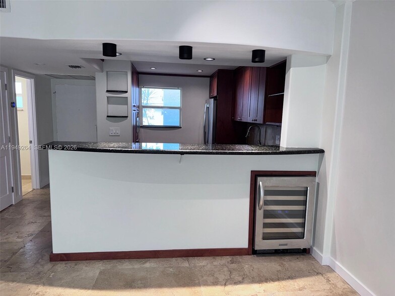 Building Photo - 100 Edgewater Dr