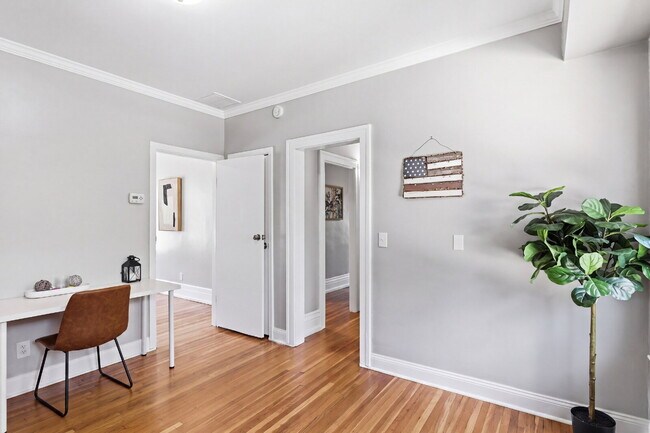 Building Photo - Furnished 10-Bedroom Single-Family Home in Buffalo