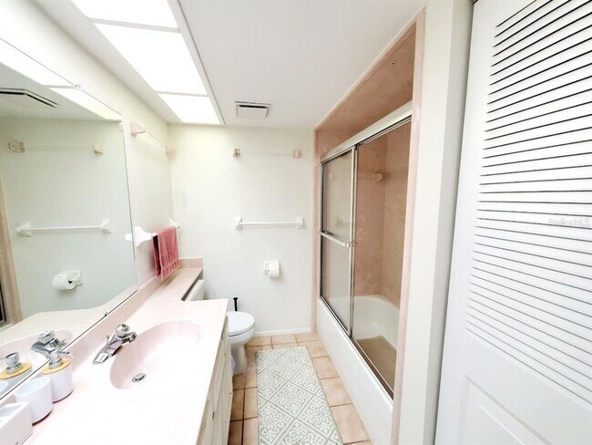 Building Photo - 20 Woodlake Pl