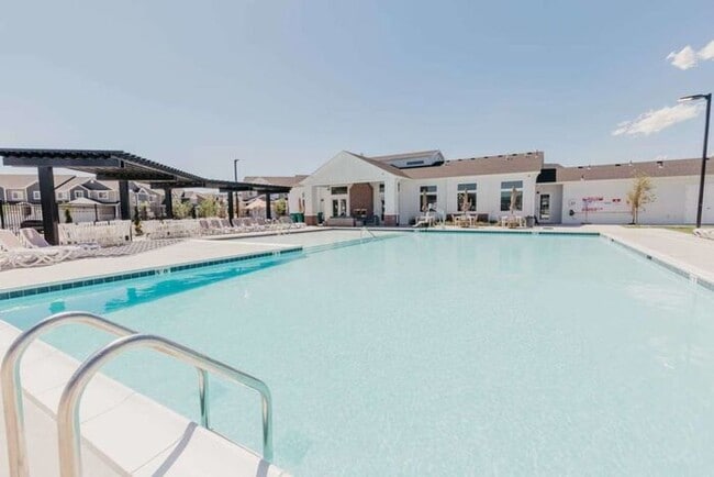 Building Photo - Beautiful Top Level Condo w 1 car garage