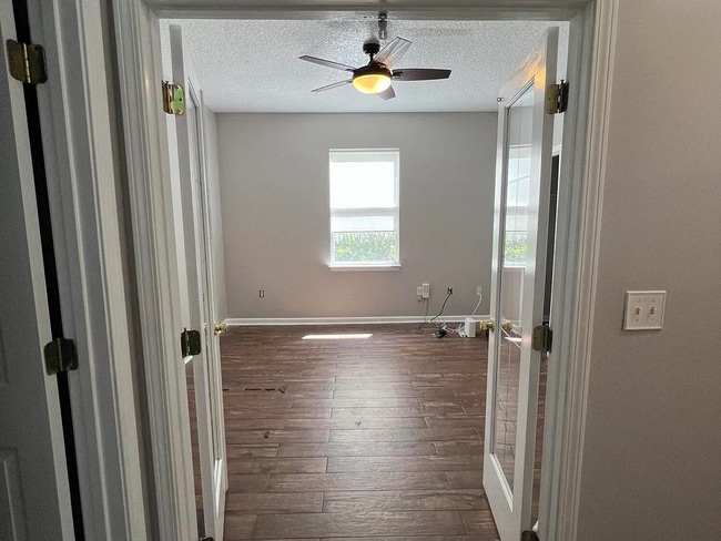 Building Photo - 6 Bedrooms 4 Bathroom 1672 Hammock Grove Lane