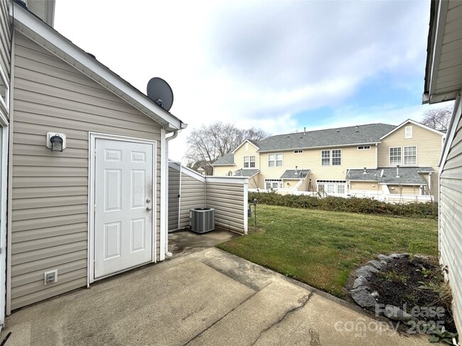 Building Photo - 1515 Sylvia Ct