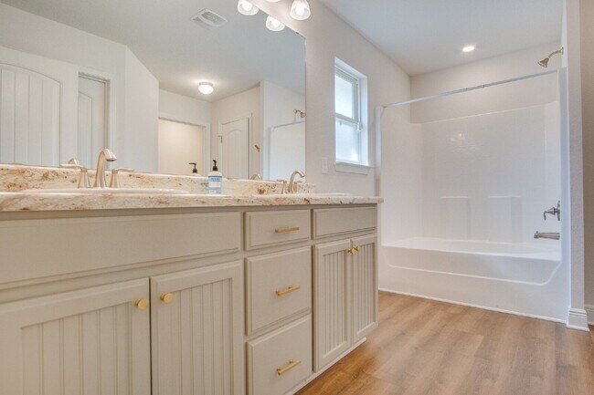 Building Photo - Spacious 4-Bedroom Home in Milton Near I-1...