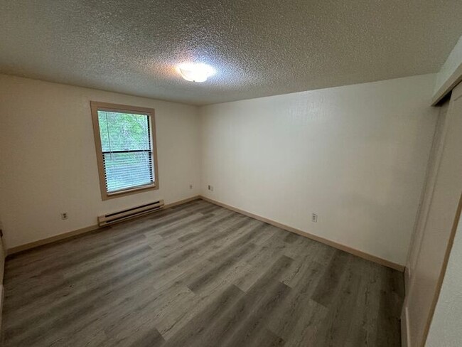 Building Photo - Spacious Newly Remolded 3 bedroom, 1 bath ...