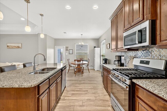 Building Photo - 2214 Cuarzo Dr