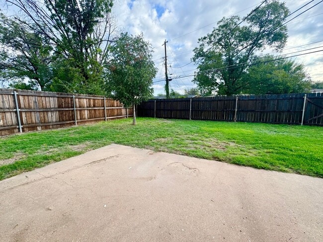 Building Photo - Coming Available June 2025 - 3-Bedroom Hom...