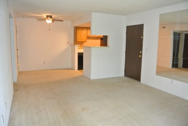 Building Photo - 1 Bedroom 1 Bath in Woodside Village