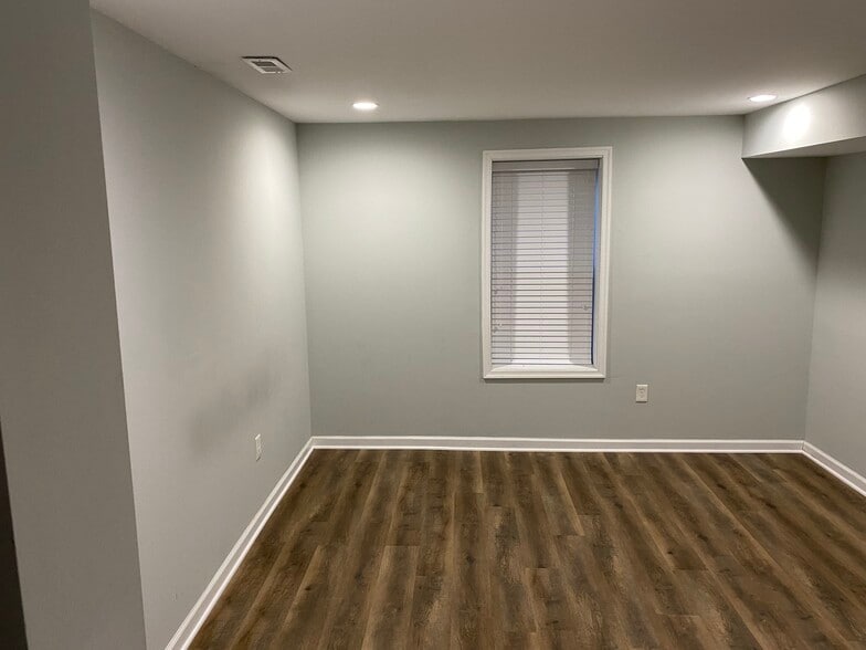 Building Photo - 5804 Berwyn Rd