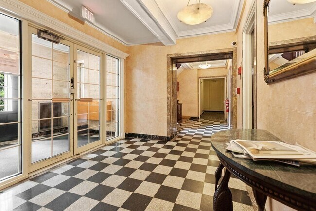 Building Photo - 3 Arlington St