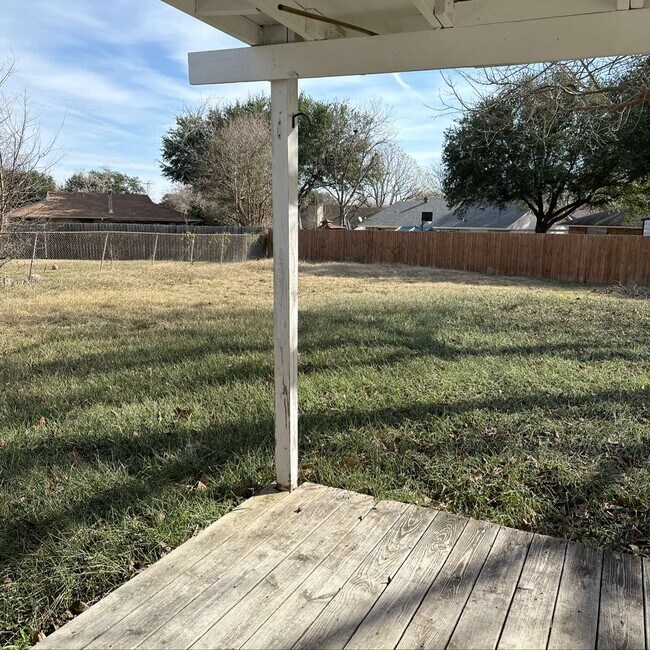 Building Photo - 422 Woodmere Dr