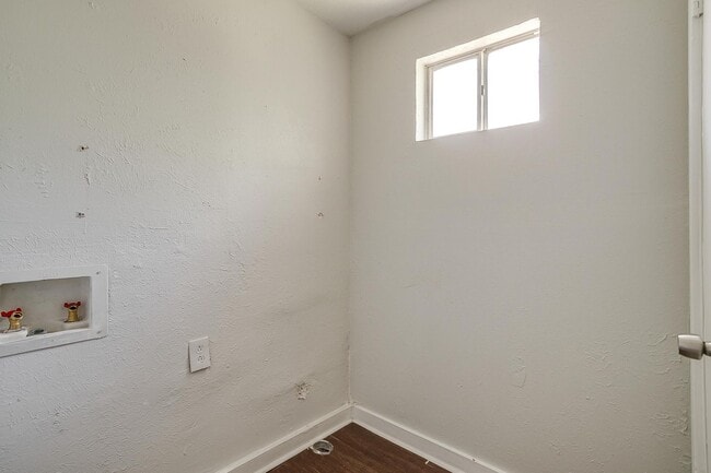 Building Photo - Large 4 Bed, 2 Bath in the heart of Histor...