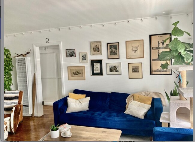 actual pic - 916 N Sweetzer Ave