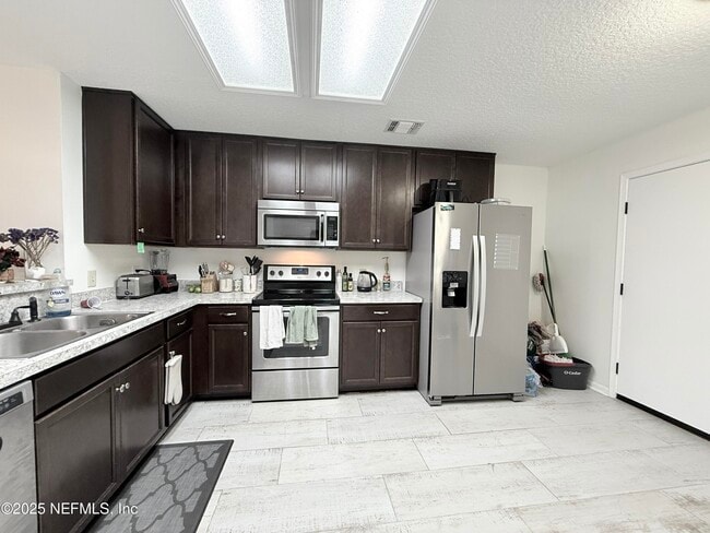 Building Photo - 7634 Rain Forest Dr W