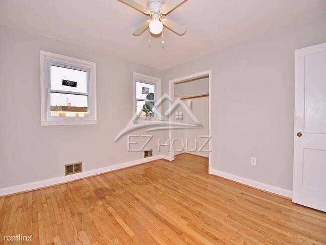 Building Photo - 2 br, 1.5 bath Apartment - 4108 Eastmont Ave
