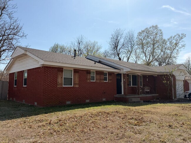 Building Photo - PRELEASING (3) Bed/(1.5) Bath in Core Norman Avail Late May!