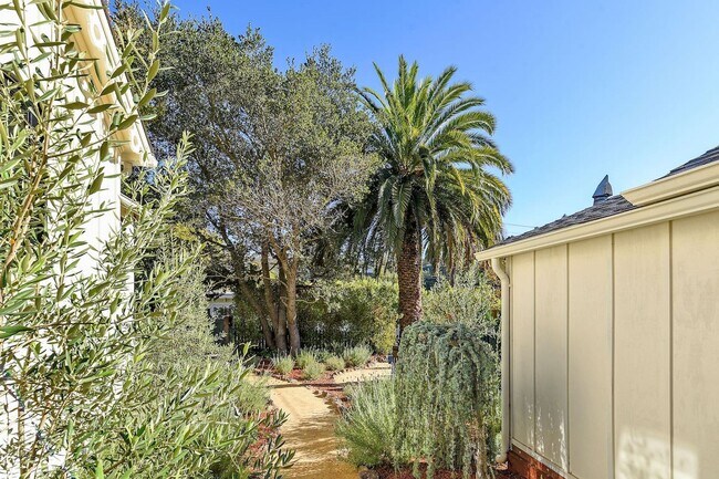 Building Photo - High end, fully furnished (or unfurnished) pair of cottages in Downtown Mill Valley! PROGRESSIVE