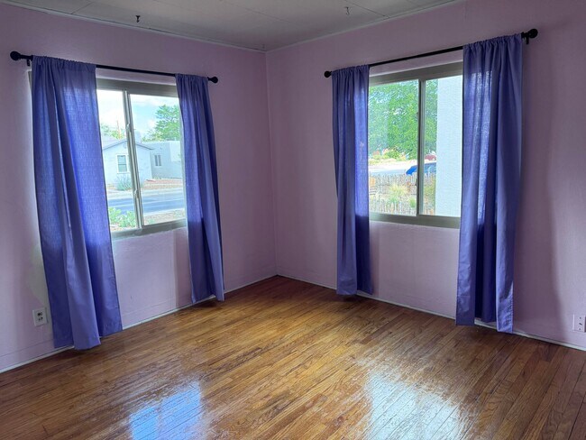 Building Photo - 2 Bedroom, 1 Bathroom Home near Nob Hill/UNM/UNMH