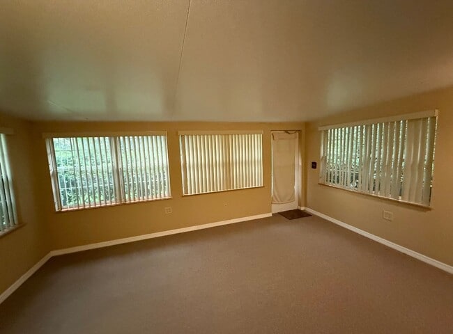 Building Photo - Charming 3/2- Heart of Zephyrhills
