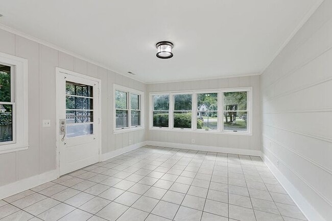 Building Photo - Elegant Updated Meridian-Kessler Home on E...