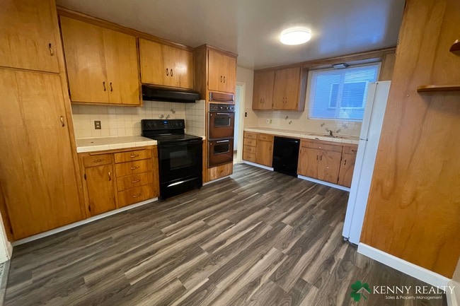 Building Photo - Upper 3 Bedroom, 2 Bathroom Unit of a Dupl...