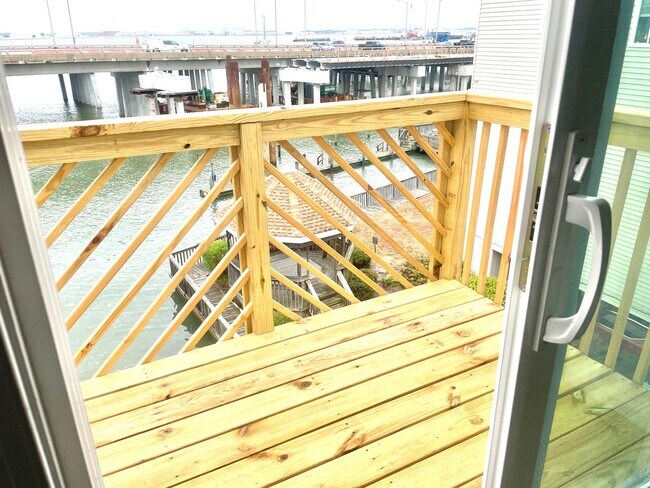 Building Photo - Stunning Waterfront Condo with Deep Water Access!