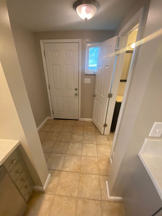 Building Photo - 4 Bedroom- Grandview