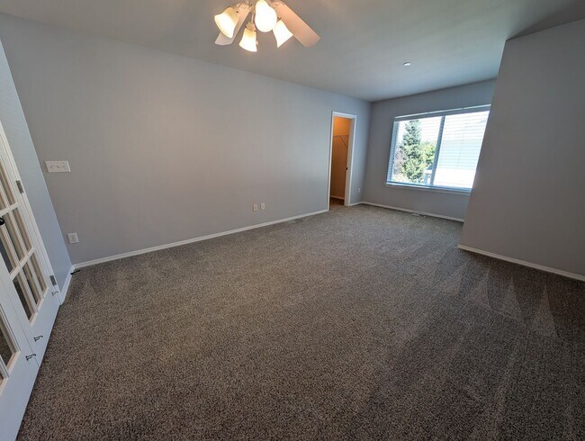 Building Photo - 4 Bedroom, 2.5 Bath DuPont Home!