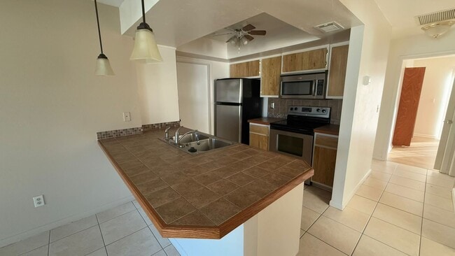 Building Photo - 2823-2825 SW Santa Barbara Pl