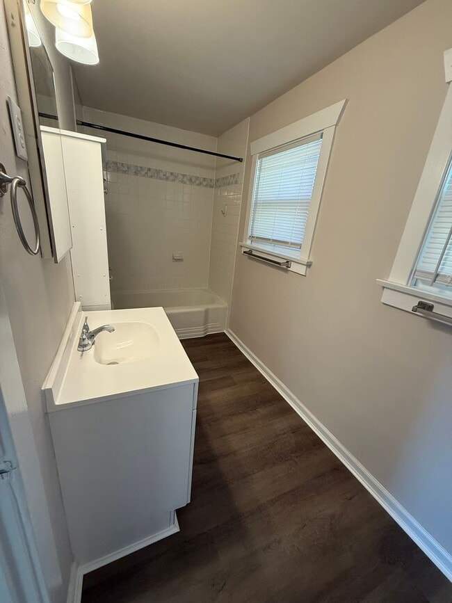 Building Photo - Unit with gorgeous water view in Bremerton.