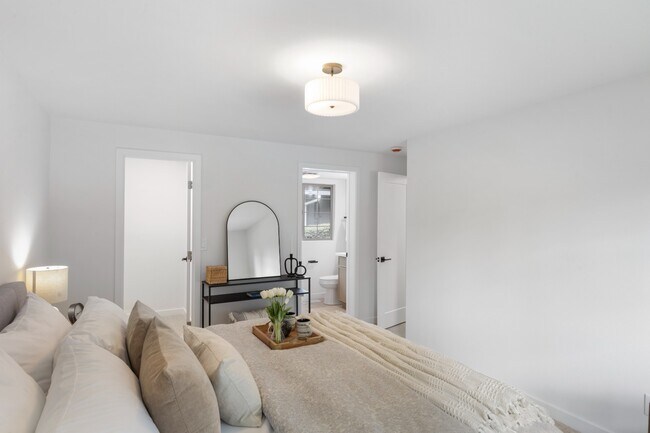 Building Photo - Fully Remodeled 4BR Rambler in Private Fed...