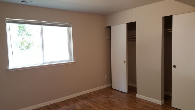 Building Photo - UNIVERSITY PLACE 4 bdrm, 2 bath, $2995 rent 6 month lease