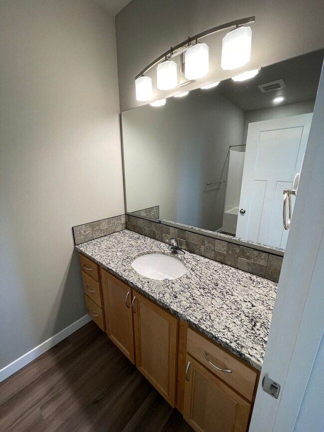 Building Photo - NEW 4 Bedroom / 4.5 Bath Duplex. A/C in every bedroom