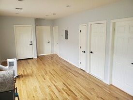Building Photo - 250 Inslee Pl