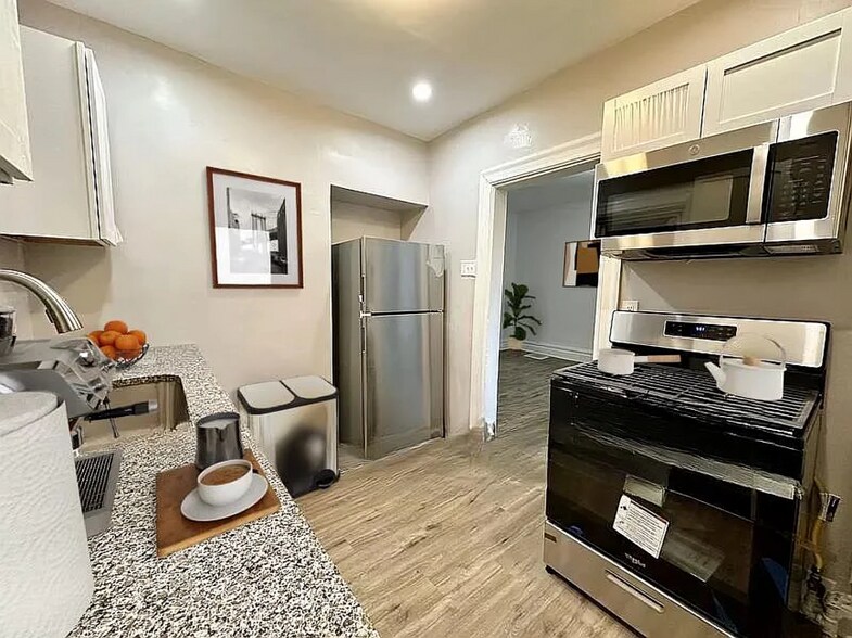 Building Photo - 419 King St