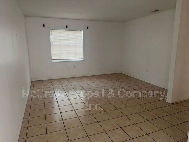 Building Photo - 3828 Lakeshore Dr