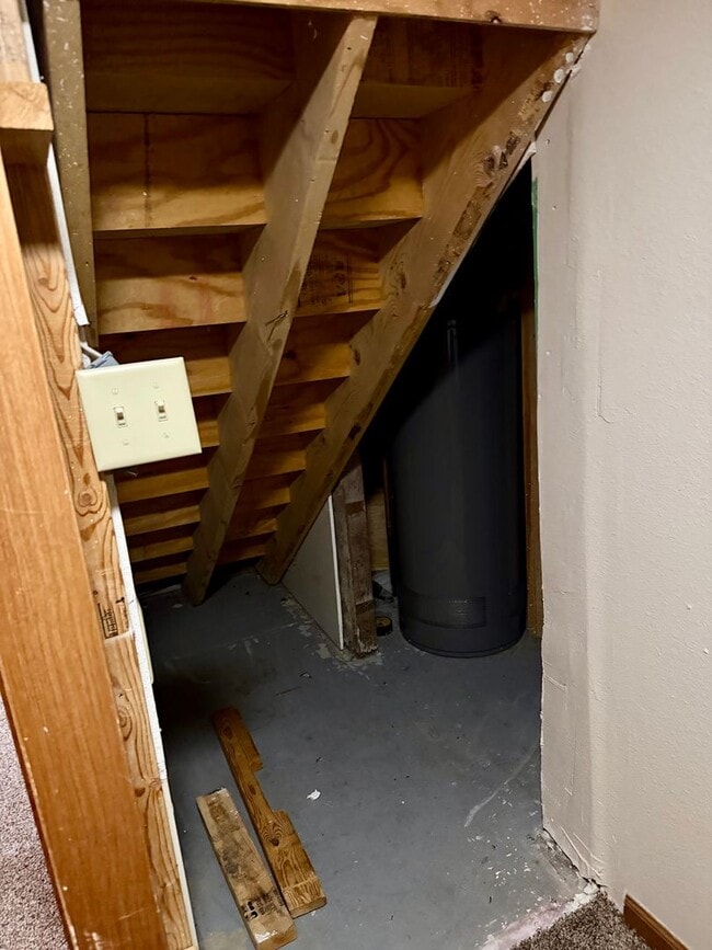 Building Photo - 3 Bed/1.5 Bath House For Rent with 2 Car Garage!