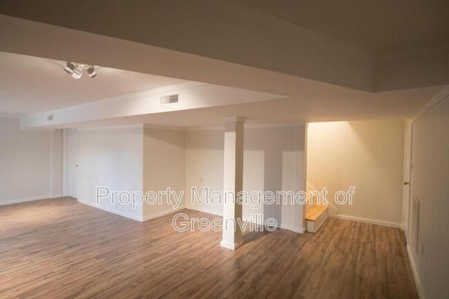 Building Photo - 121 Scarlett St