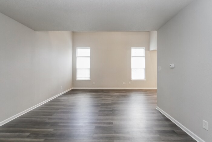 Building Photo - 5425 Bluff View Dr