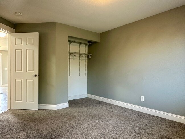 Building Photo - Bright & Spacious 3 Bed / 2 Bath - Gorgeou...