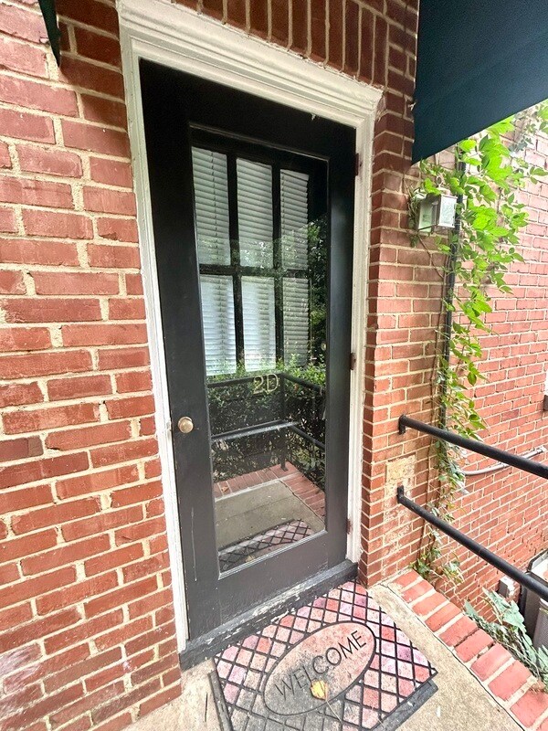 Building Photo - 204 N Laurel Ave