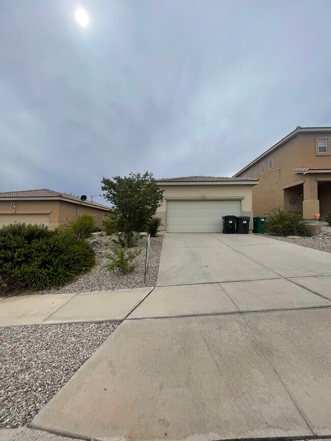 Building Photo - 2204 Delfinio Dr SE