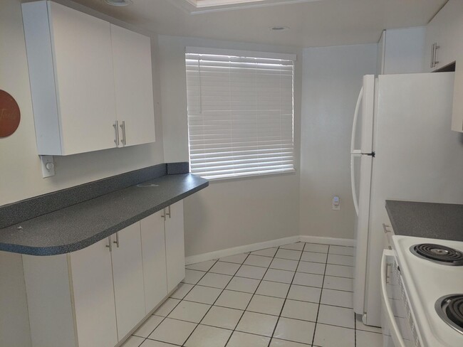 Building Photo - 2/2 condo for rent on Lake Fairview!