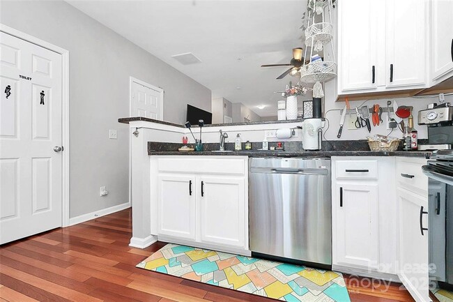 Building Photo - Modern Condo for Rent – Walk to NoDa & Lig...