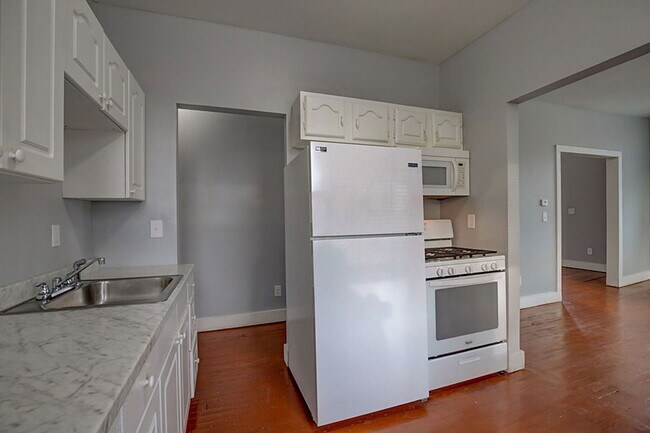 Building Photo - 1221 California Ave