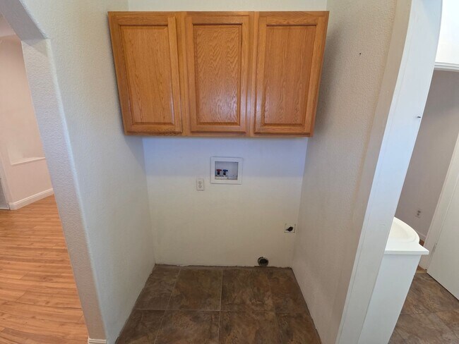 Building Photo - Beautiful 2 bedroom home with large detatched garage